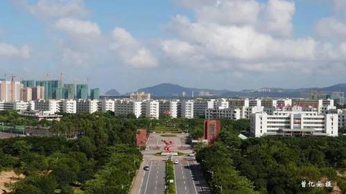 教育工作先進集體" 高爾夫球場 (圖片來源學校官網(wǎng)) 珠海城市職業(yè)技術(shù)